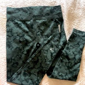 Gymshark adapt camo seamless in forest green